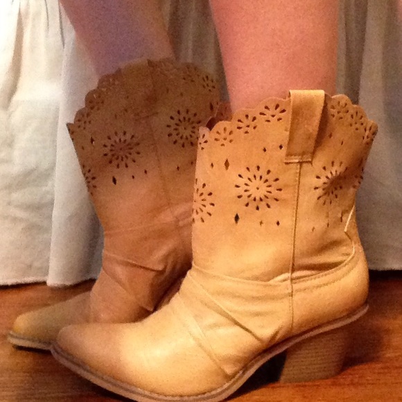 🌷MARK DOWN!!🌷Tan Cowgirl Boots