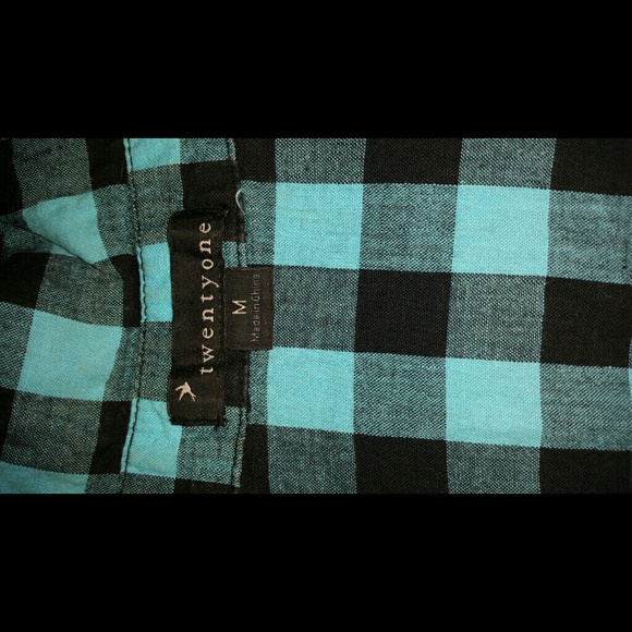 Turquios Ruffled Button Down - Picture 3 of 3