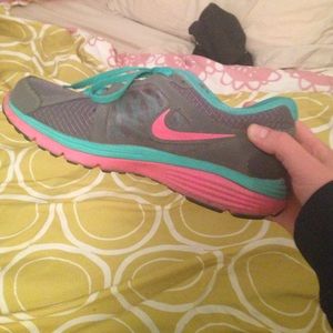 Nike dual fusion sneakers