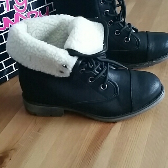 (SOLD IN BUNDLE )Dirty Laundry Boots - Picture 3 of 4