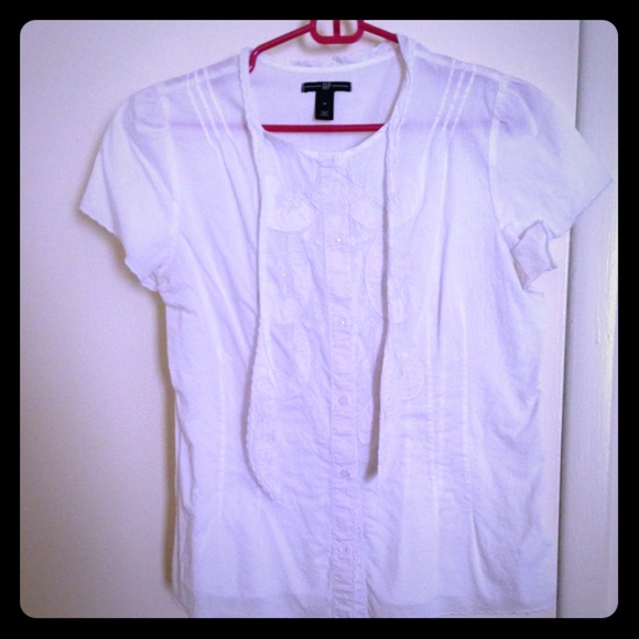 White short sleeved buttoned up blouse