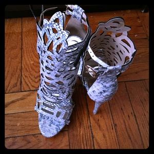 👠👣Snakeskin Heels