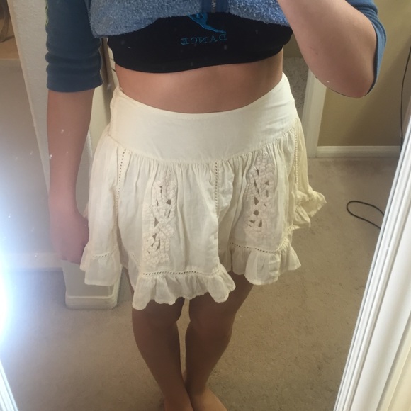 Cream colored flair out skirt. - Picture 2 of 4