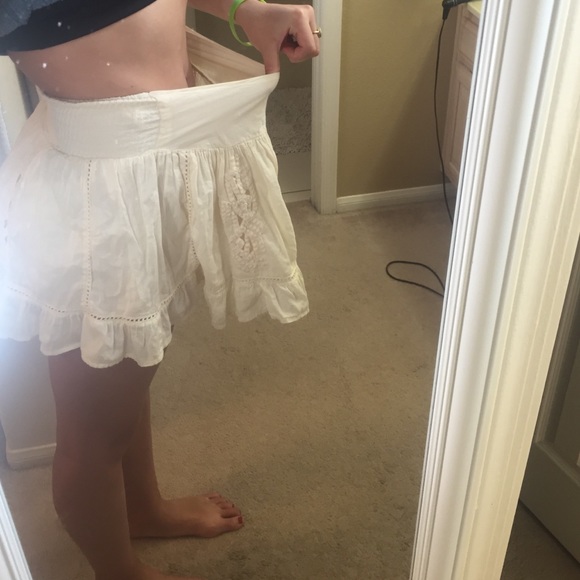 Cream colored flair out skirt. - Picture 4 of 4