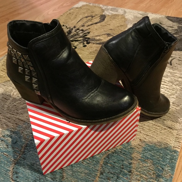 🎈BUNDLE🎈 Boots and Shirt