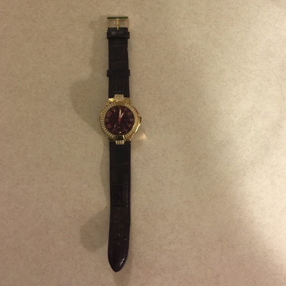 GUESS WATCH. NEEDS BATTERY🌹🌺🌷