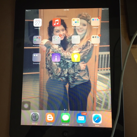 iPad 2 - Picture 2 of 3