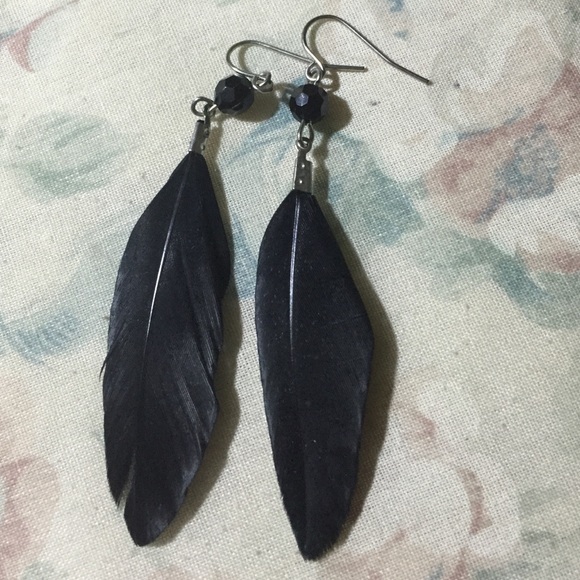 Black small feather earrings with bead