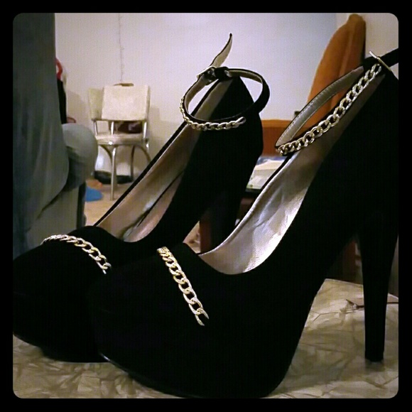 Black heels with gold chains