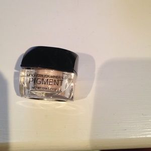 Popular Younique eye pigment in "sexy"