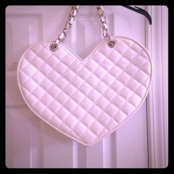 ⭐️ WHITE QUILTED BEBE HEART PURSE⭐️