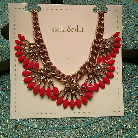 Stella & Dot Corral Cay Necklace