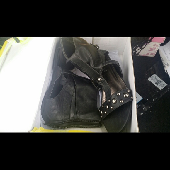 Sandals- Brand new - Picture 2 of 2