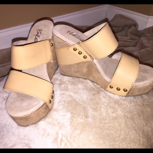 Volatile wedges NWOT