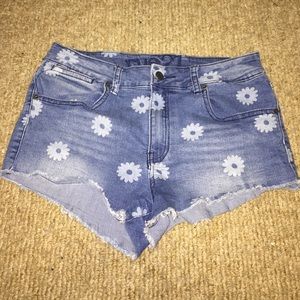Daisy short shorts