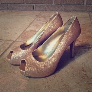 Nine West gold shimmer heels. Make offer!!!!