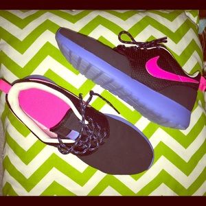Nike roshe run sneakers size 5.5 youth, women 7.5