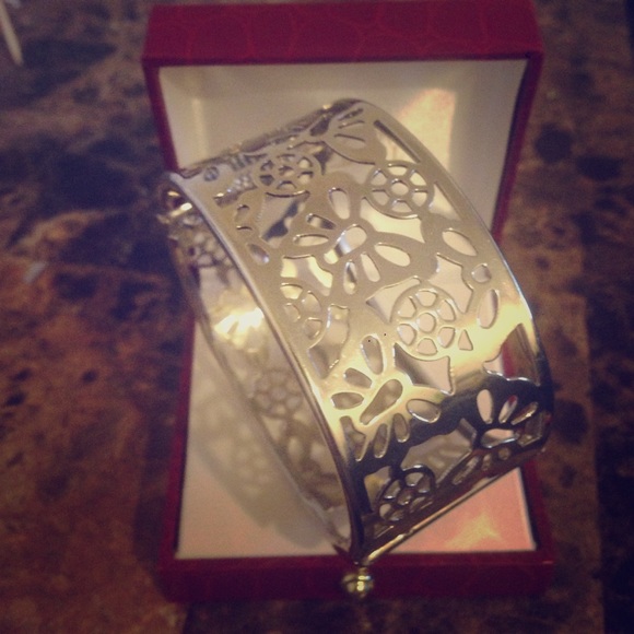 Silver butterfly pattern bracelet