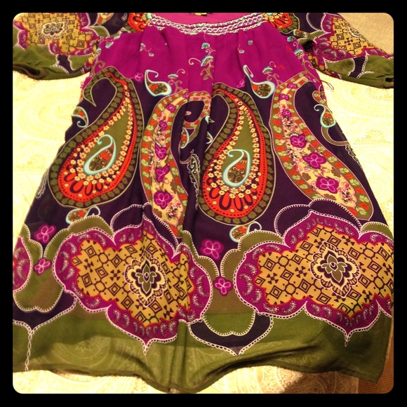 Adorable dress size Lg,beautiful colors and design