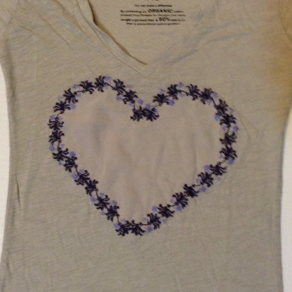 🌟3 for $15🌟Heart Design T-Shirt - Picture 2 of 3