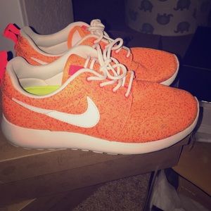 Orange Nike rosheruns