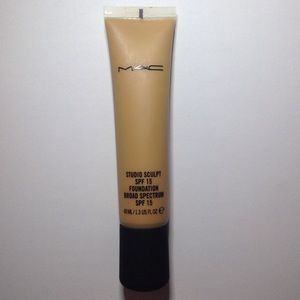 MAC Studio Sculpt foundation NC 42