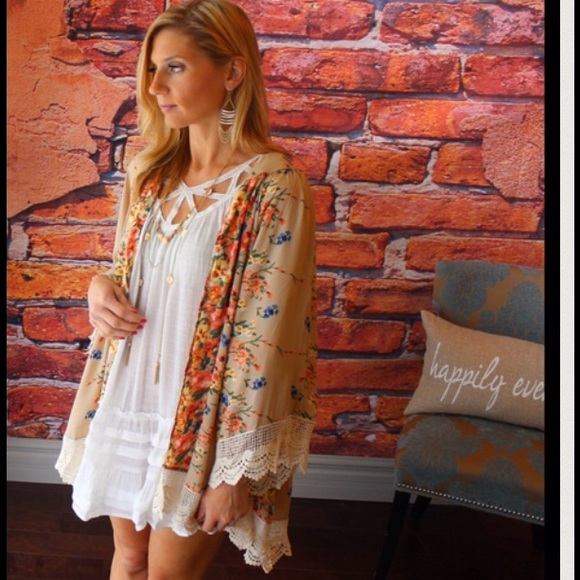 Floral and lace kimono - Picture 3 of 3