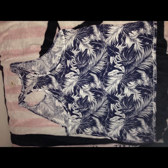 brand new vs tank top - Picture 3 of 3