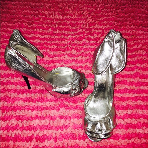 Slightly Worn Ruffle Silver Heels Size 9