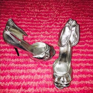 Slightly Worn Ruffle Silver Heels Size 9
