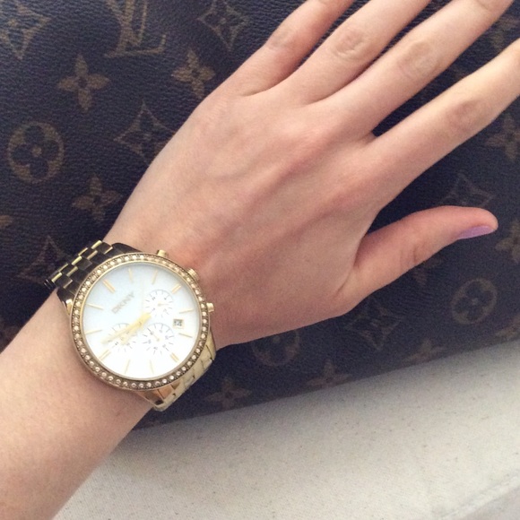 DKNY Jewelry - 💕SALE💕DKNY gold link bracelet, pearly white face DKNY Jewelry - 💕SALE💕DKNY gold link bracelet, pearly white face