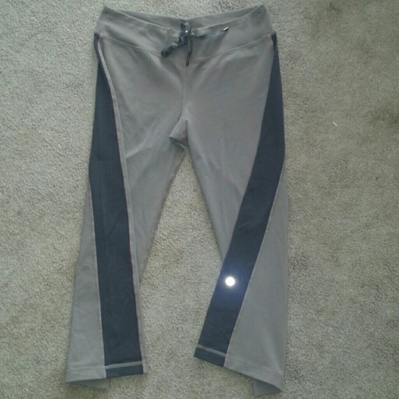 Authentic lulu crop pants