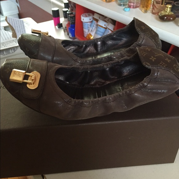 Authentic brown Louis Vuitton buckled moccasins - Picture 2 of 3