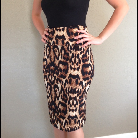 Dresses & Skirts - Super hot leopard print high waisted skirt