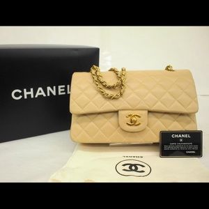 Vintage classic Chanel 2.55 flap