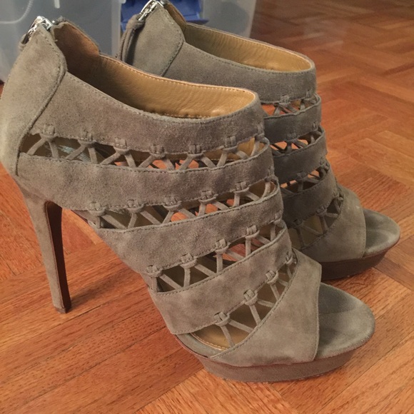 Elie Tahari Other - Elie Tahari Lola heels size 40