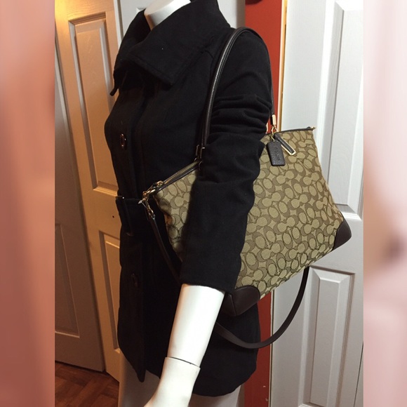 ⛔️SOLD⛔️ Coach signature purse new with tag! - Picture 3 of 4