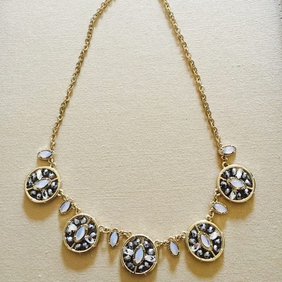 Really pretty gold tone necklace