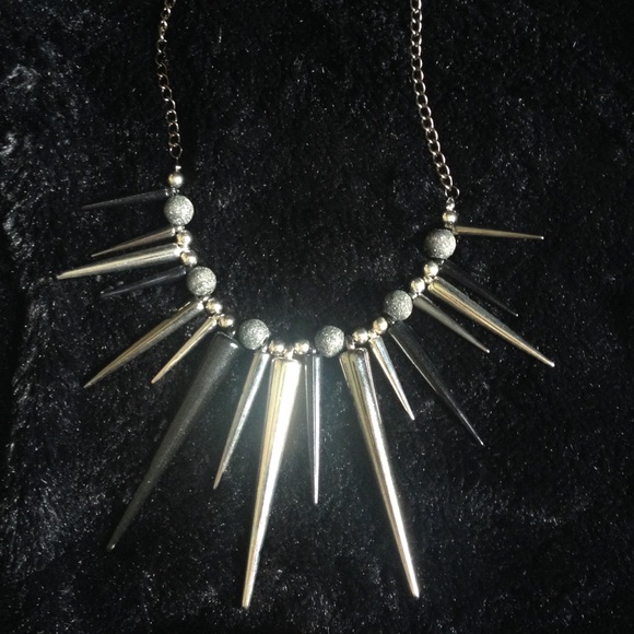 Spike necklace