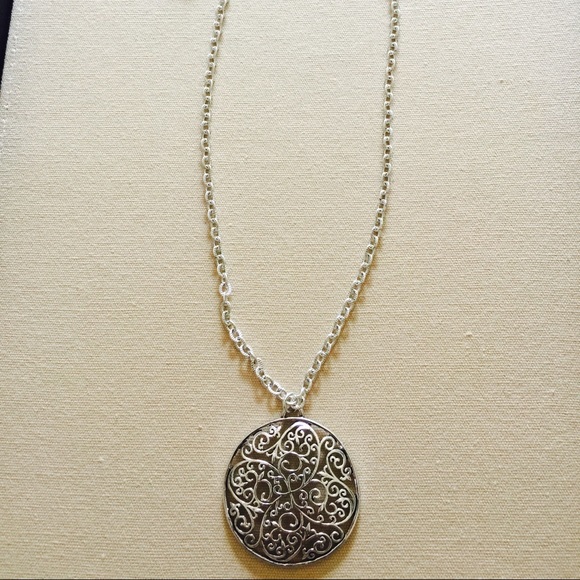Pretty silver metal pendant necklace