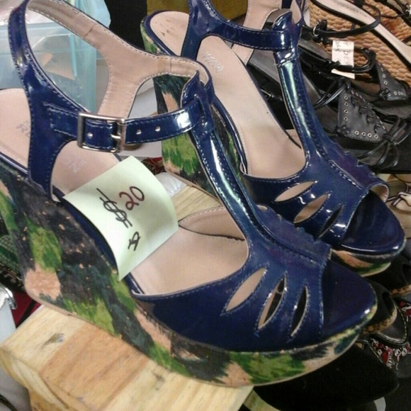 Summer wedges SOLD *******