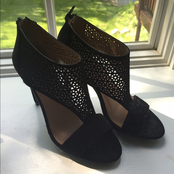 BCBG sandals approx 4" heel. Brand new never worn