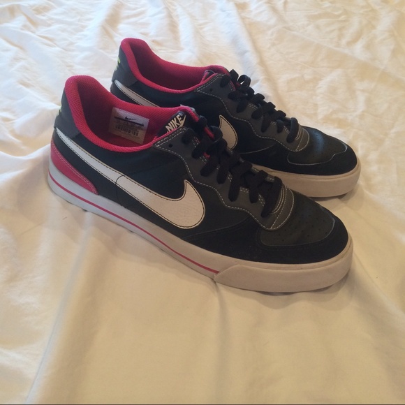 Women's Nike tennis shoes