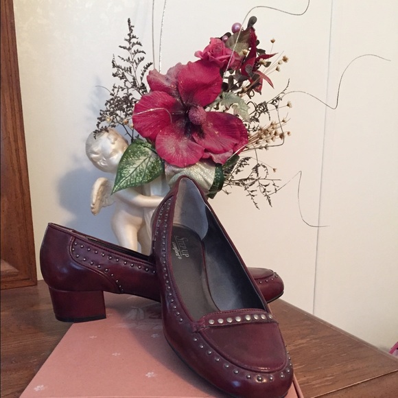 Burgundy like new casual comfy shoe.