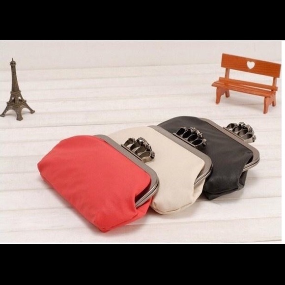 Skull clutch