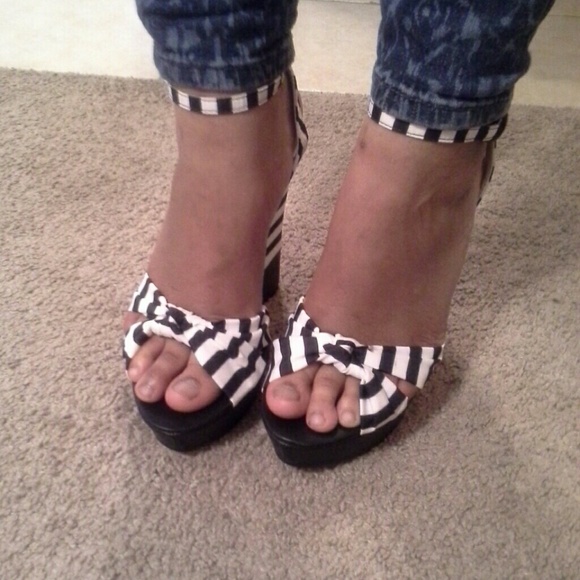 BRAND NEW SEXY BLACK AND WHITE SANDLES