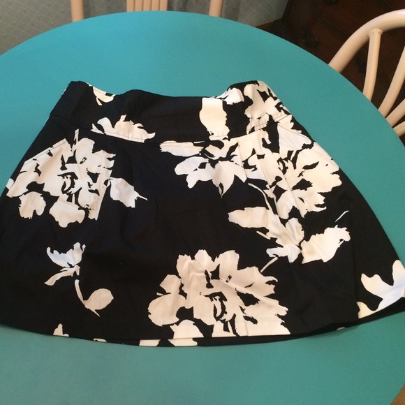Xl black and white skirt