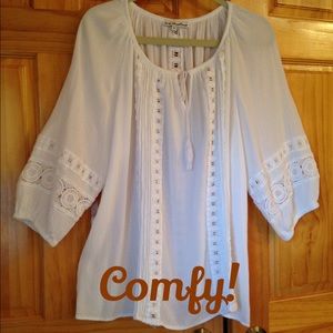 White top🎀 Hold for Kim