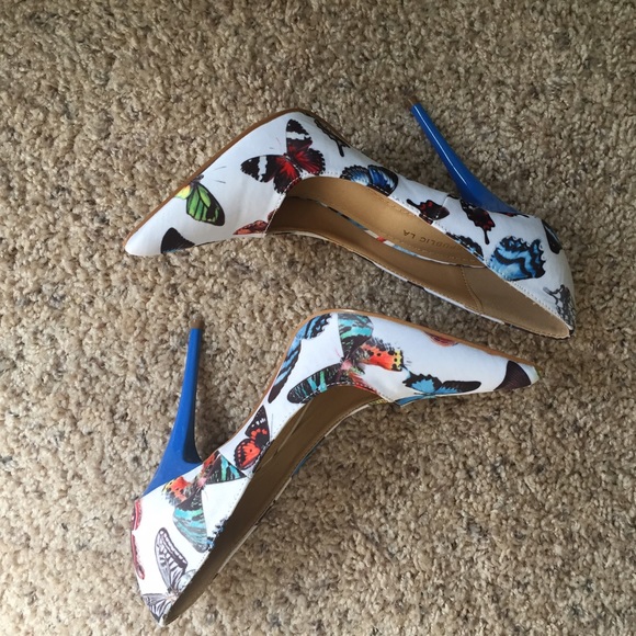 Butterfly printed pumps