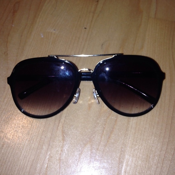 Aviator style sunglasses